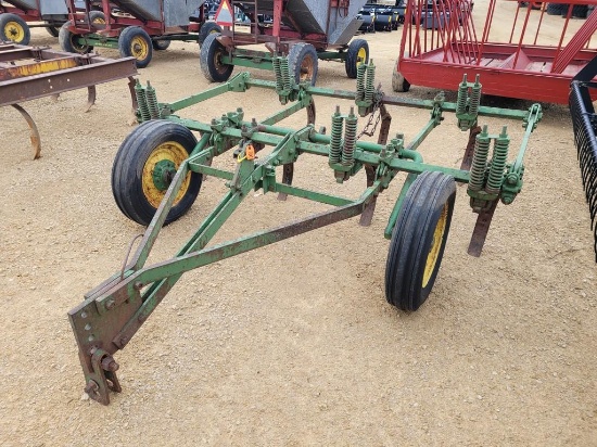 JOHN DEERE 650 CHISEL PLOW