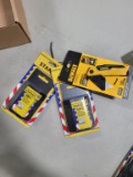 DEWALT RAZOR KNIFE - (2) STANELY 100PC RAZOR BLADE