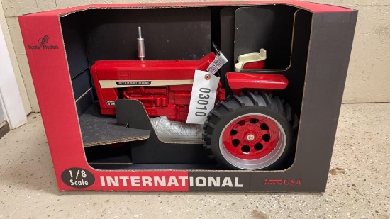 INTERNATIONAL 856 1/8TH SCALE TOY TRACTOR