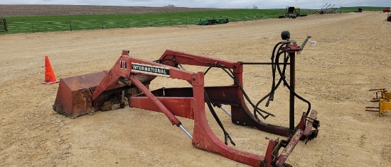 IH 2001 LOADER WITH 66" BUCKET