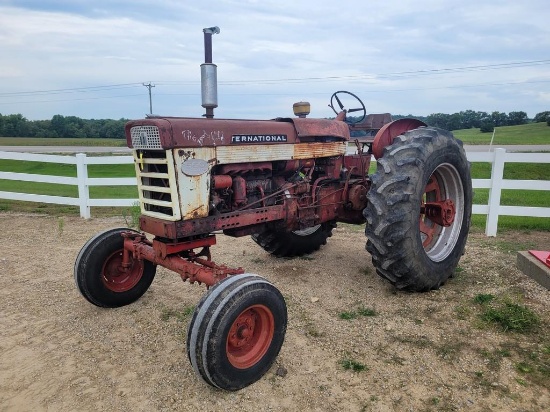 International 560 Tractor