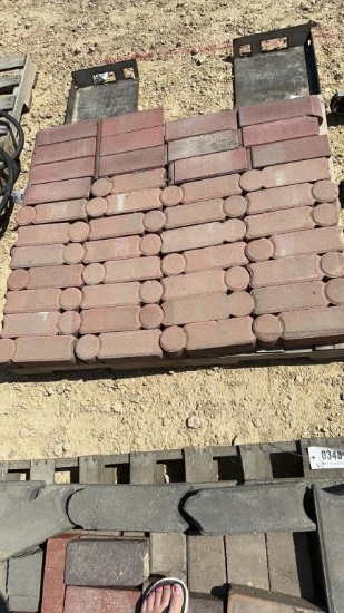 PALLET OF OBLONG INTERLOCKING LANDSCAPE BRICKS