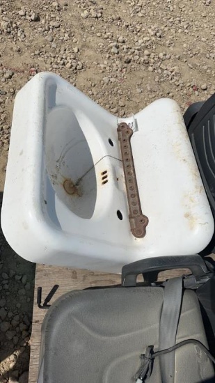 ANTIQUE SINK W/ BRACKET