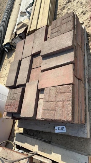 PALLET OF DECORATIVE LAWN ROCK