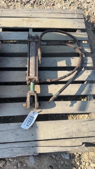 1 SMALL JOHN DEERE PLOW CYLINDER