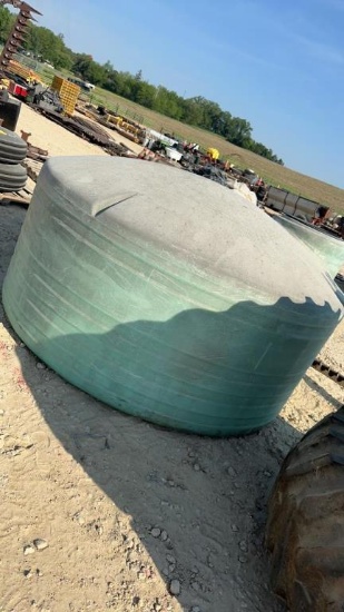 1000 GALLON PLASTIC STORAGE TANK