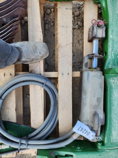 JOHN DEERE HEAVY DUTY CYLINDER WITH HOSES