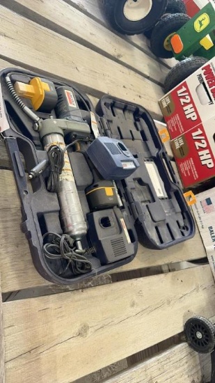 LINCOLN 14V GREASE GUN IN CASE