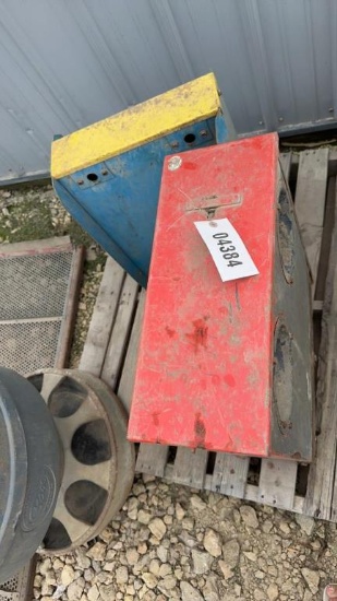 PALLET OF HOG NIPPLE WATERERS AND HEAT LAMPS