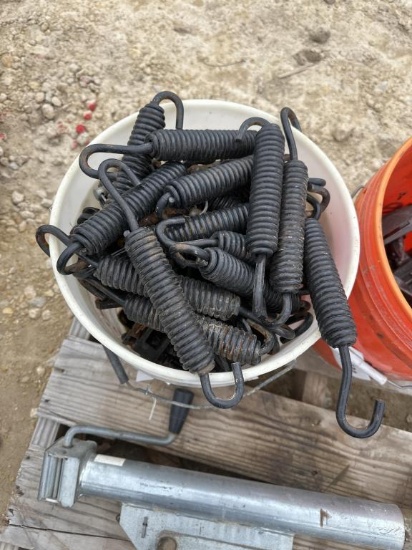 BUCKET OF KINZE DOWN PRESSURE SPRINGS