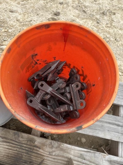 BUCKET OF INTERNATIONAL GRAIN HEAD SICKLE GUARDS