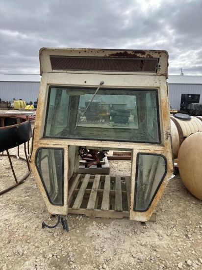 INTERNATIONAL 66 SERIES CAB W/ MOUNTS