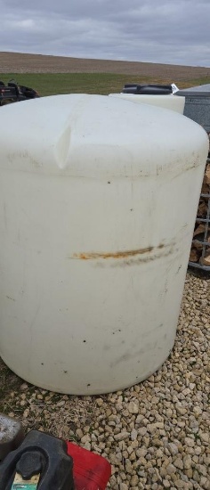 500 GALLON VERTCAL FERTILIZER/ WATER TANK