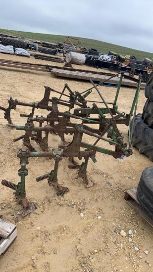 JOHN DEERE 2 ROW CULTIVATOR- FRONT MOUNT