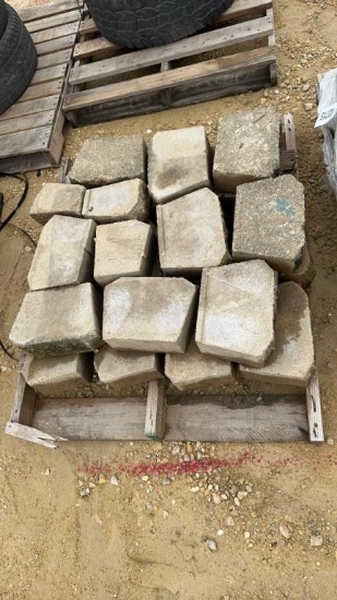 PALLET OF REINFORCING WALL BLOCKS