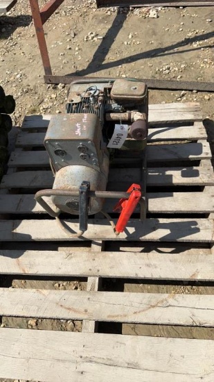 DAYTON GENERATOR - NEEDS BATTERY BUT WORKS