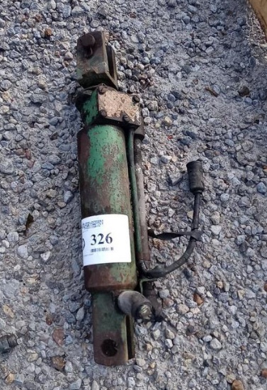 JD hydraulic cylinder