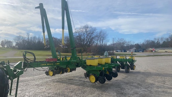 JD 7000, 12 row planter