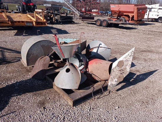 pallet with bin spreaders