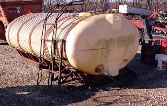 1600 gallon polly tank with saddle