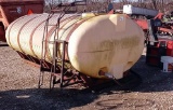 1600 gallon polly tank with saddle