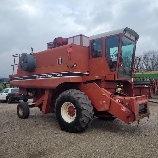 IH 1440 Combine *