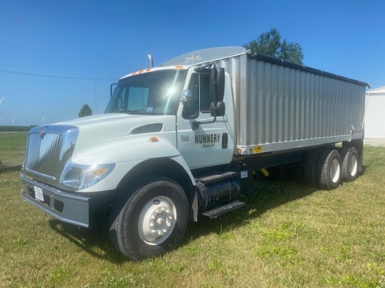 2005 IH 7400 tandem axle grain truck - VUT