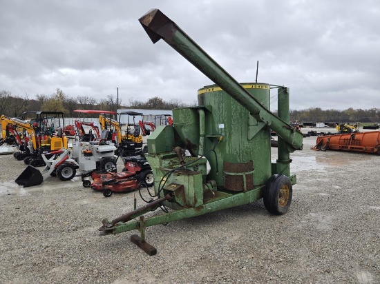 John Deere 700 feed grinder