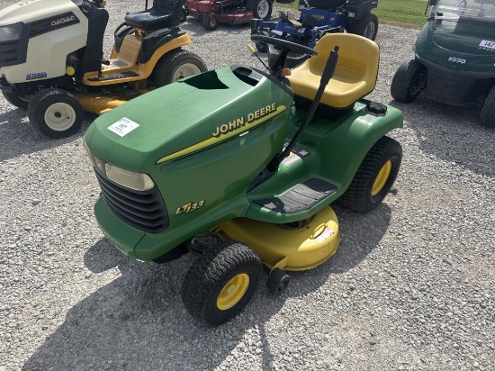 John Deere LT133 Lawn Tractor