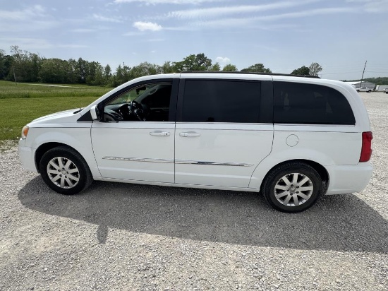 2014 Chrysler Town and Country Van VUT