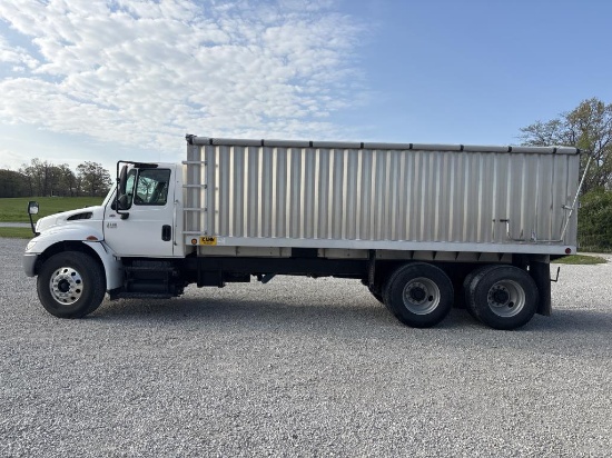 2005 International 4400 Tandem Grain Truck VUT