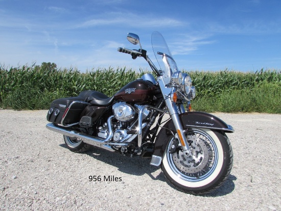 2011 Harley-Davidson FLHRC Road King Miles: 956