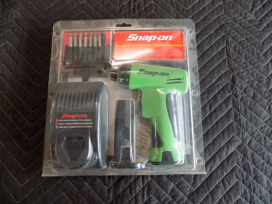 Snap on cordless screwdriver set