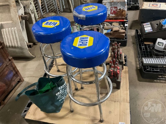 A PALLET OF 3 STOOLS, 2 SCREWDRIVER SETS BAG OF