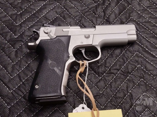 SMITH & WESSON MODEL 4006 .40 SMITH & WESSON SN: VXK6476