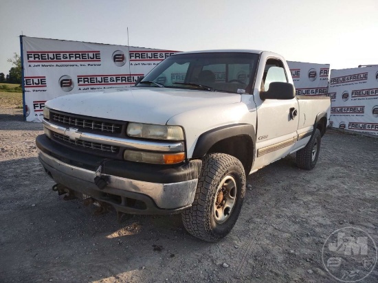 1999 CHEVROLET SILVERADO REGULAR CAB 4X4 PICKUP   VIN: 1GCGK24U7XE128153