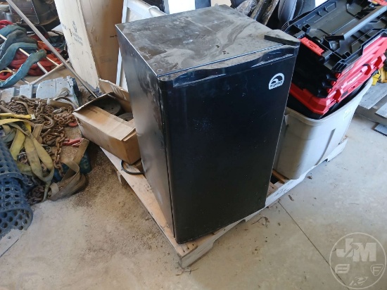 IGLOO MINI REFRIGERATOR CONDITION UNKNOWN