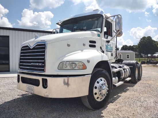 2018 MACK CXU (PINNACLE) TRI AXLE DAY CAB TRUCK TRACTOR VIN: 1M1AW02Y4JM089023