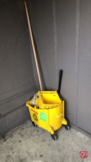 Rubbermaid Mop Bucket & Mop
