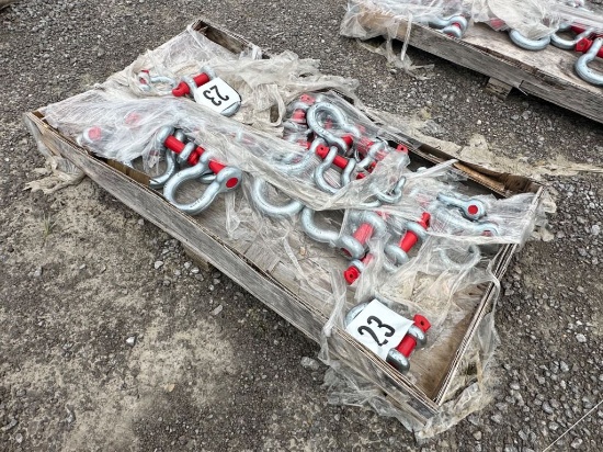 FLAT PALLET OF SHACKLES