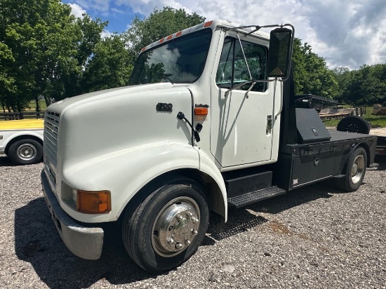 2001 INTERNATIONAL SINGLE AXLE FLATBED TRUCK