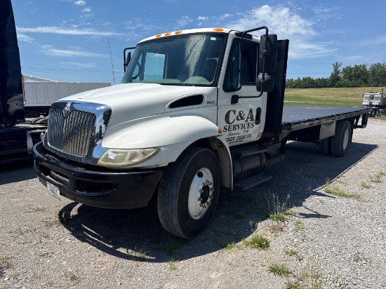 2008 INTERNATIONAL 4300 24' TANDEM AXLE FLATBED TRUCK