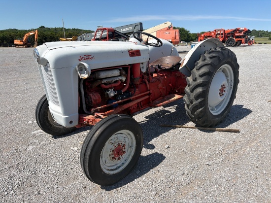 FORD 800 ANTIQUE FARM TRACTOR