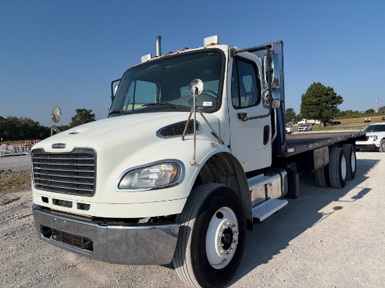 2015 FREIGHTLINER M2 106 26' FLATBED TRUCK