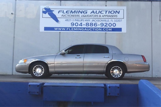 02 LINCOLN TOWN CAR 4D SEDAN