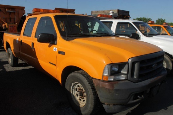 2001 Ford F350 XL Super Duty Crew Cab Pickup Truck (VDOT Unit #R05617)