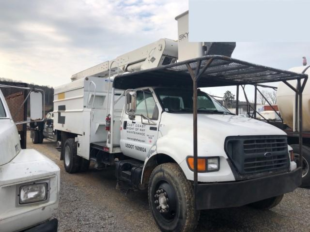 2001 Ford F-750 Chip Bucket Truck