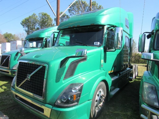 2017 VOLVO 780 T/A SLEEPER ROAD TRACTOR (UNIT #1776)