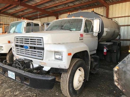 1994 Ford F700 S/A Tack Truck