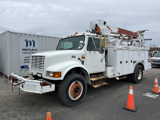 2001 International 4900 Digger Derrick Truck